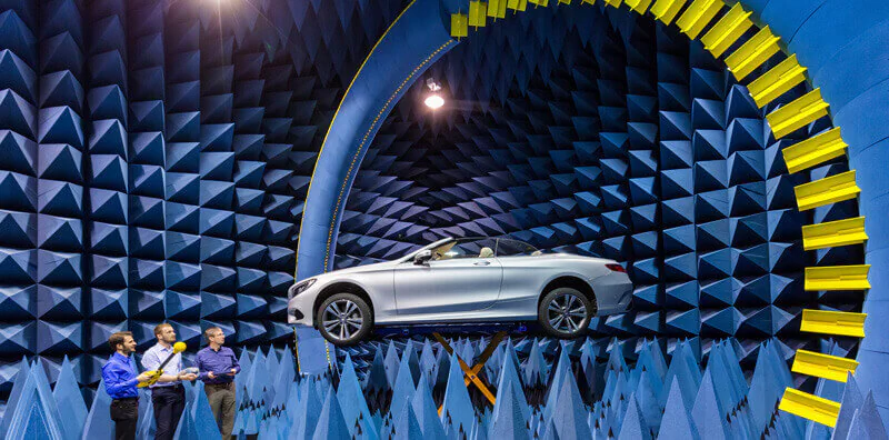 Test and evaluation of mobile wireless systems in the virtual road – simulation and testing facilities of the Thuringian Innovation Center for Mobility. Photo: Ilmenau University of Technology, ari Test and evaluation of mobile wireless systems in the virtual road – simulation and testing facilities of the Thuringian Innovation Center for Mobility. Photo: Ilmenau University of Technology, ari