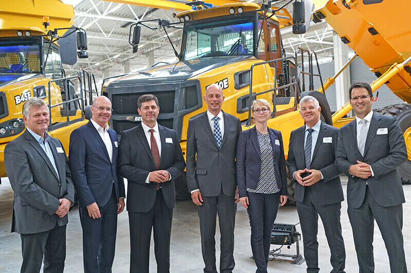 Feierliche Eröffnung mit Gary Bell (2. v.r.), Minister Tiefensee (Mitte) u.a. Feierliche Eröffnung mit Gary Bell (2. v.r.), Minister Tiefensee (Mitte) u.a.