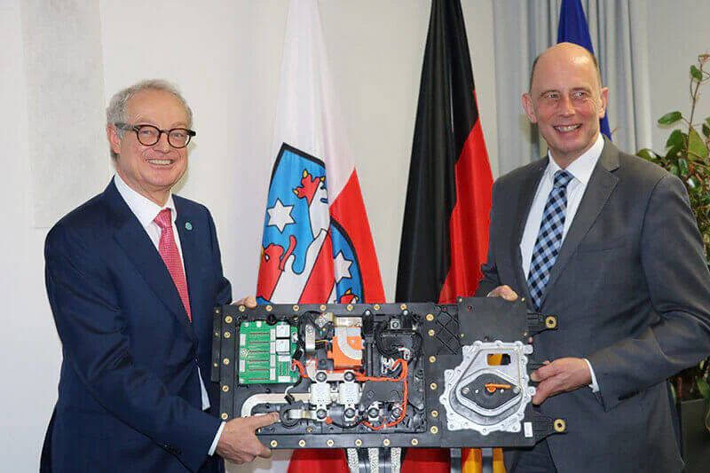 Dr. Harald Marquardt, Vorsitzender der Geschäftsführung der Marquardt-Gruppe, und Wirtschaftsminister Wolfgang Tiefensee (v.l.) anlässlich der Pressekonferenz zur Erweiterungsinvestition. Bild: Marquardt GmbH Dr. Harald Marquardt, Vorsitzender der Geschäftsführung der Marquardt-Gruppe, und Wirtschaftsminister Wolfgang Tiefensee (v.l.) anlässlich der Pressekonferenz zur Erweiterungsinvestition. Bild: Marquardt GmbH