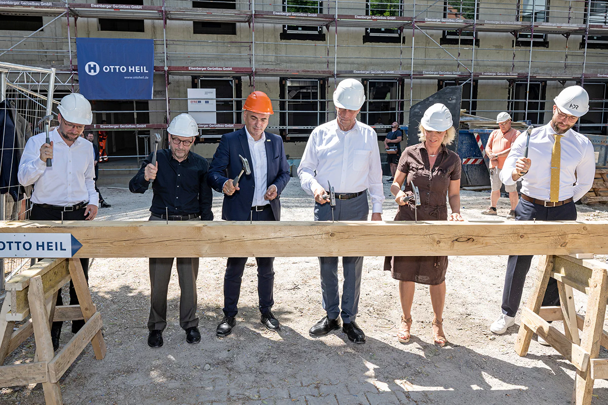 Toppingout ceremony for the CEEC Jena extension buildings. Photo: Jens Meyer (Universität Jena) Mayor Thomas Nitzsche, University President Walter Rosenthal, CEEC Director Ulrich S. Schubert, Science Minister Wolfgang Tiefensee, Infrastructure Minister Susanna Karawanskij and architect Hubert Juranek (from left) during the toppingout ceremony for the CEEC Jena extension buildings.