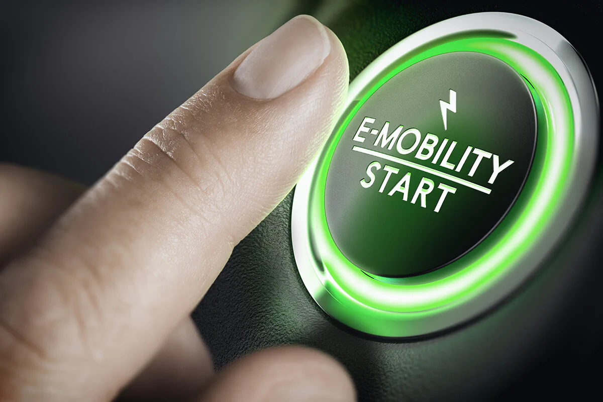 Photo: Olivier Le Moal / istockphoto.com Car start button with inscription E-Mobility