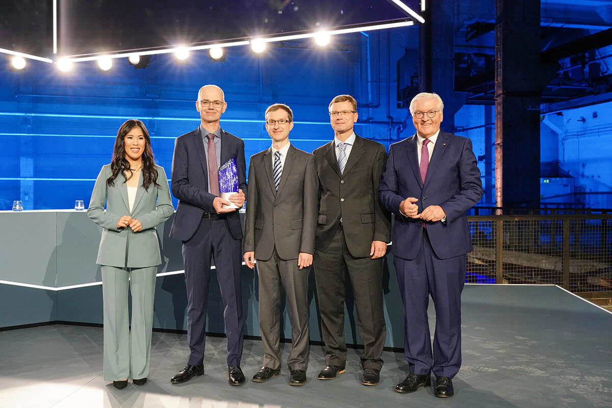 Award-winning: Researchers from Carl Zeiss Microscopy in Jena receive the 2022 German Future Prize. Photo: Deutscher Zukunftspreis/bildschoen Researchers from Carl Zeiss Microscopy in Jena receive the 2022 German Future Prize.