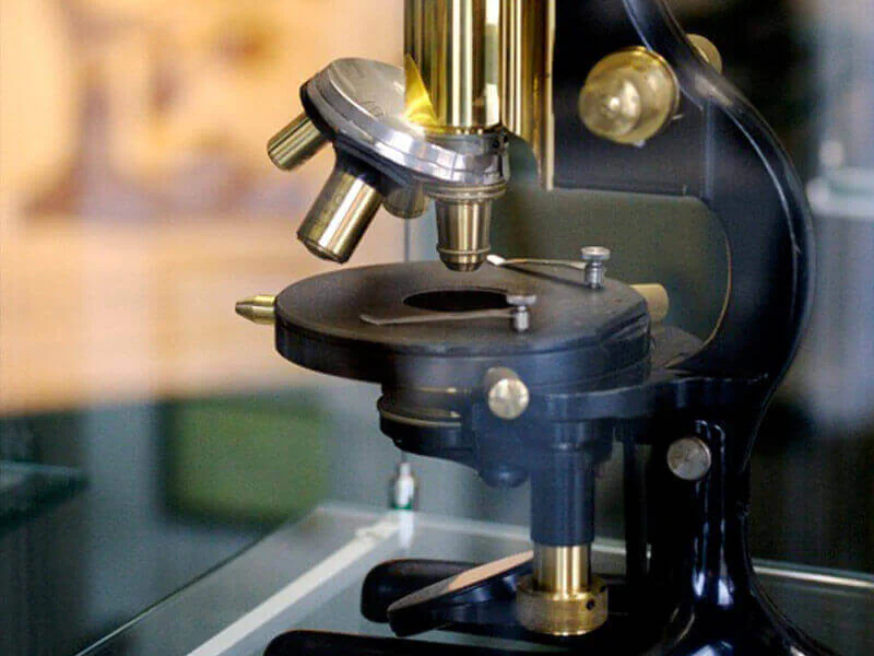 Carl Zeiss and Ernst Abbe produce the first mathematically calculated microscope Bildbeschreibung / description: Carl Zeiss and Ernst Abbe produce the first mathematically calculated microscope