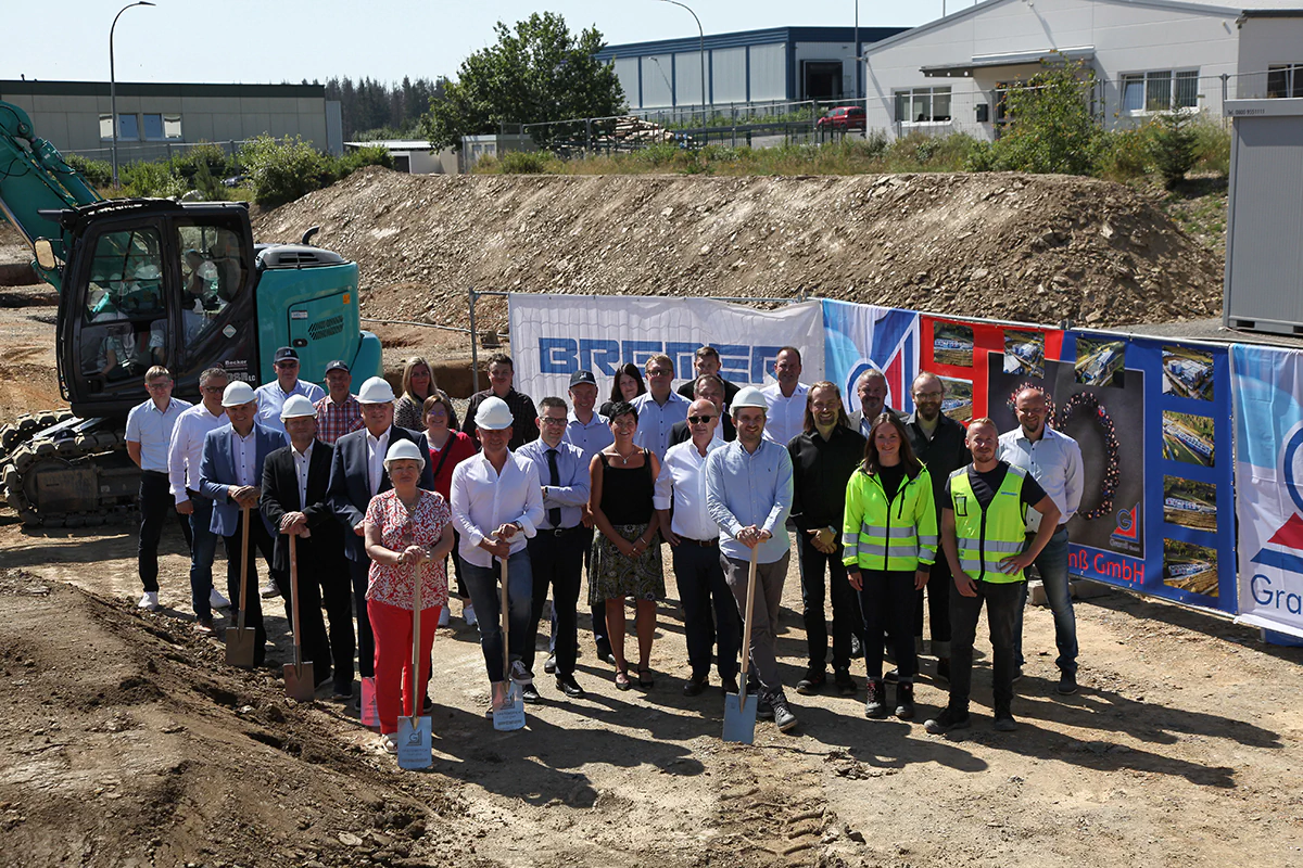 The invited guests gathered in Spechtsbrunn for the ground-breaking ceremony in bright sunshine. Photo: Gramß GmbH The invited guests gathered in Spechtsbrunn for the ground-breaking ceremony in bright sunshine.