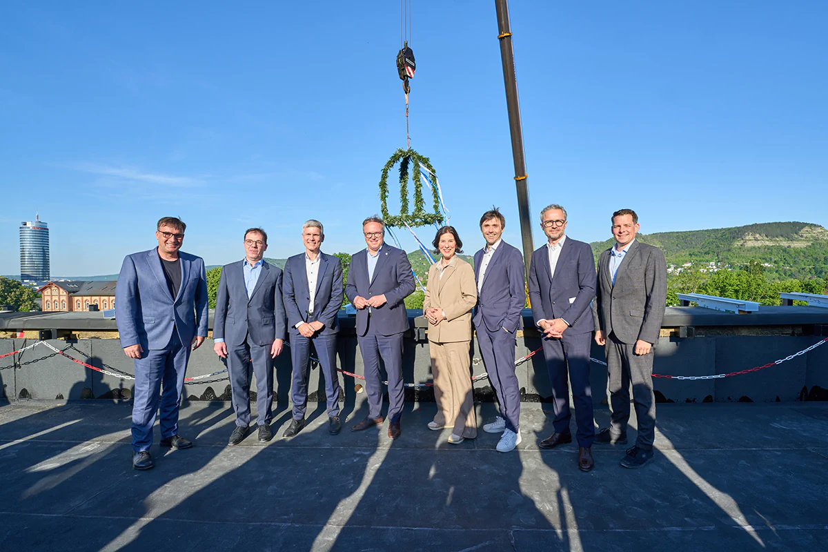 Colette Boos-John (Thuringian Minister for Economics), Mario Voigt (Thuringian Minister President, 4th from left), Andreas Pecher (CEO of the ZEISS Group, 3rd from left) and other representatives from business and administration on the roof of the high-te Colette Boos-John (Thuringian Minister for Economics), Mario Voigt (Thuringian Minister President, 4th from left), Andreas Pecher (CEO of the ZEISS Group, 3rd from left) and other representatives from business and administration on the roof of the high-tech campus.